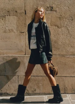 Bota Biker Com Tachas E Ponta Quadrada