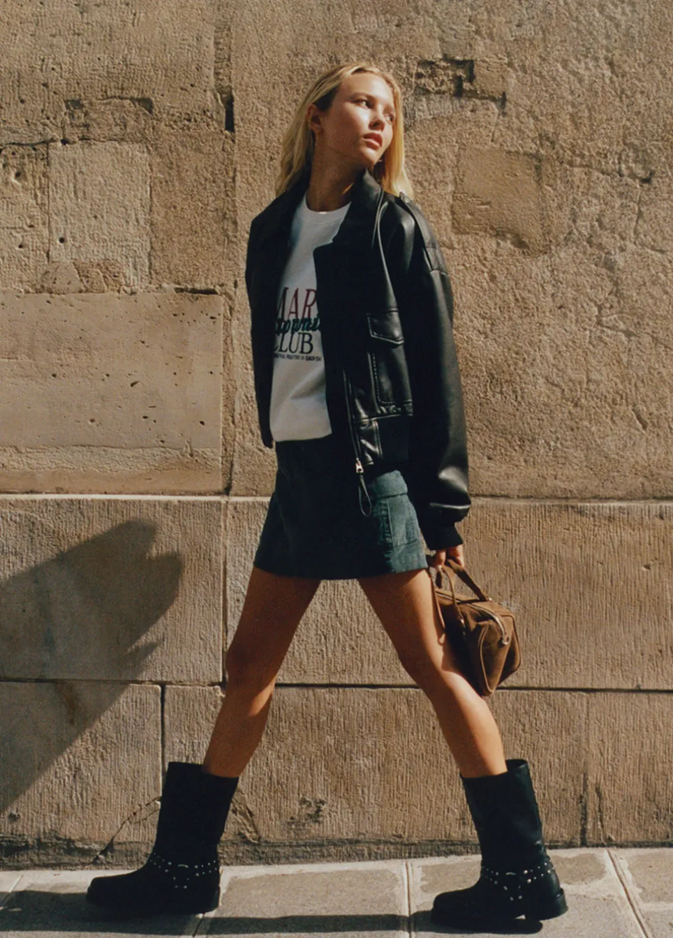 Bota Biker Com Tachas E Ponta Quadrada