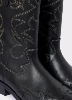 Bota Cowboy Com Pesponto Em Contraste
