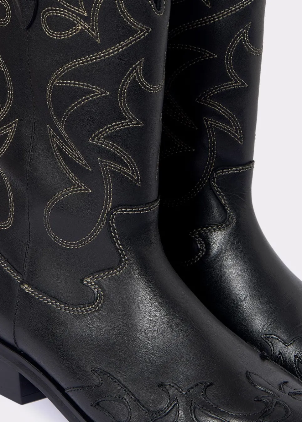 Bota Cowboy Com Pesponto Em Contraste